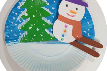 Детская поделка снеговик в шарфике с яркими элементами для новогоднего оформления.