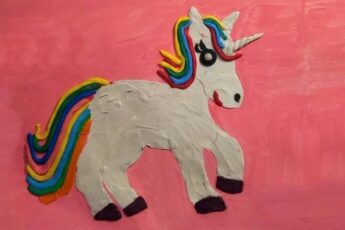 Фигурка единорога, завершенная поделка, готовая для демонстрации.